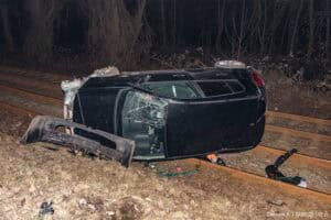 Nocne dachowanie na Bytomskiej. Renault zatrzymało się na torowisku! [ZDJĘCIA]