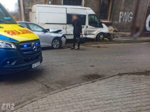 Zderzenie osobówki z busem na ulicy Sitki. Służby zaalarmował automatyczny system eCall! [ZDJĘCIA]
