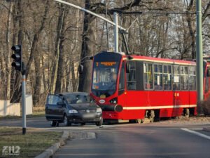 Zderzenie osobówki z tramwajem na rondzie Winklera. Kobieta trafiła do szpitala! [ZDJĘCIA]