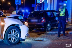 Nocny wypadek na skrzyżowaniu w centrum Zabrza. Ranny mężczyzna trafił do szpitala [ZDJĘCIA]