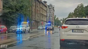 Potrącenie na przystanku tramwajowym. 70-latka w Toyocie uderzyła w wysiadającą pasażerkę! [ZDJĘCIA]