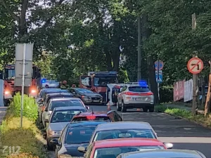 Poranne zderzenie przy szpitalu. Toyota przewróciła się na bok, 18-latka trafiła do szpitala! [ZDJĘCIE]