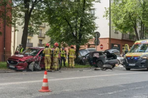 FOTO: Groźny wypadek na de Gaulle’a. Pojazdy całkowicie rozbite. Ruch jest znacznie utrudniony!