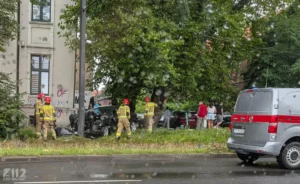 FOTO: Prawie 2 promile i sądowy zakaz. Pijany 44-latek skasował Peugeota na latarni!