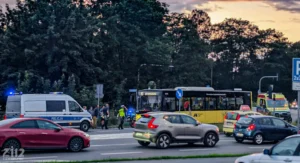 FOTO: Akcja ratunkowa w autobusie. Dwa zespoły ZRM walczyły o życie kierowcy po zatrzymaniu krążenia!