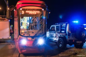 FOTO: NOCNE ZDERZENIE JEEPA Z TRAMWAJEM. Jedna osoba trafiła do szpitala!