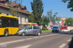 FOTO: Zderzenie Opla z autobusem komunikacji miejskiej w Zabrzu. Jedna osoba ranna, ulica Wolności zablokowana!