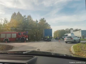 FOTO: Groźny wypadek w Zabrzu! Zderzenie Seata z ciężarówką, kierowca zakleszczony w aucie!