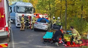 FOTO: Groźny wypadek w Zabrzu!  Seat zderzył się z ciężarówką, dwie osoby uwięzione w aucie!